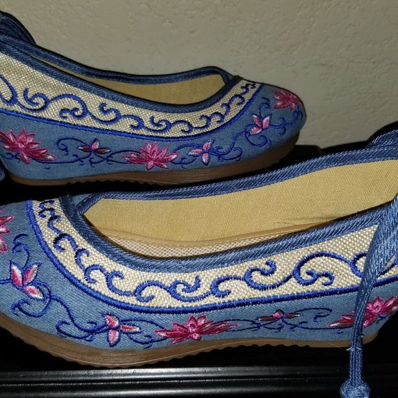 NWOT Embroidered wedges - Picture 3 of 4
